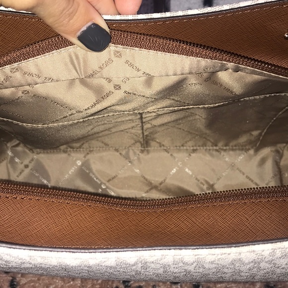 Michael Kors Jet Set Shoulder Tote - Picture 5 of 8